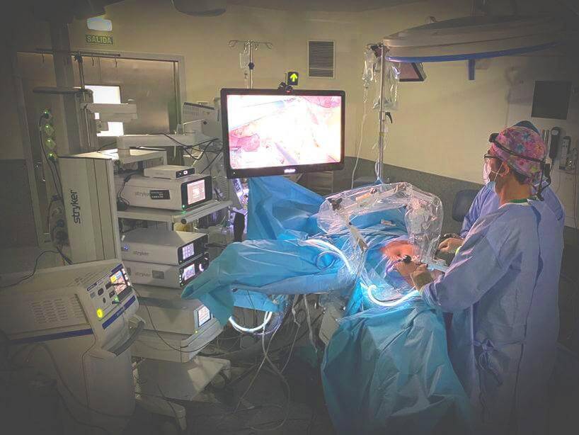 Solo surgeon with robotic assistant performing a cholecystectomy